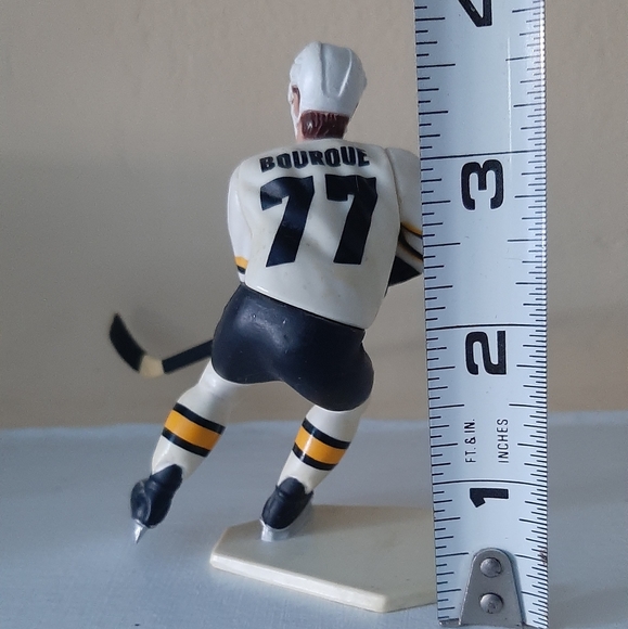 NHL Boston Bruins Ray Bourque 1993 Figure - Picture 2 of 3